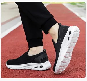 Gros plan de baskets en maille respirante avec semelles blanches amortissantes sur piste