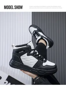 Detailansicht der hohen Sneaker mit Ledertextur und schwarzer JGAK-Markenplakette auf der Seite