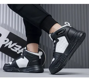 Detailaufnahme von High-Top-Sneakern in Schwarz-Weiß-Optik mit Leder und JGAK-Logo