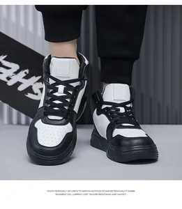 Tragebild von schwarz-weißen High-Top-Sneakern mit perforierter Zehenkappe aus Kunstleder