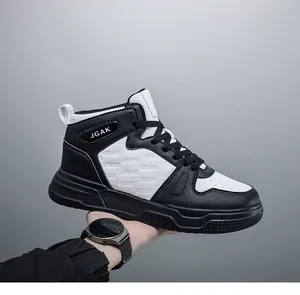 Detail von High-Top Sneakern mit schwarz-weißem Leder-Patchwork und JGAK-Logo