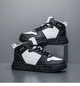 Nahaufnahme der schwarz-weißen High-Top-Sneaker mit seitlichem J-G-A-K-Logo und Prägemuster