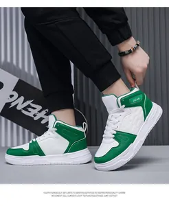 Nahaufnahme weiß-grüner High-Top-Sneaker aus Kunstleder mit modischen JGAK-Details