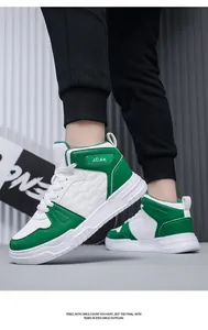 Nahaufnahme von High-Top-Skateschuhen in Grün und Weiß mit dicken Gummisohlen am Fuß