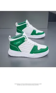 Detail von High-Top-Skateschuhen mit grünen Lederakzenten und JGAK-Prägetexturen