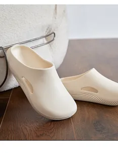 Détail de chaussons EVA beige avec découpes latérales et semelle extérieure antidérapante