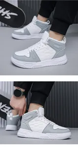 Detail von High-Top Sneakern in Weiß-Grau mit JGAK-Logo und dicken Gummisohlen