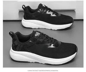 Détails du mesh respirant et du cuir synthétique sur la chaussure de course noire et blanche