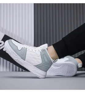 Detail von High-Top-Ledersneakern mit JGAK-Logo-Muster und dicker rutschfester Gummisohle