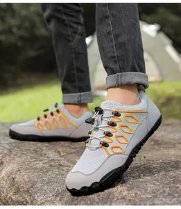 Detalle de zapatillas de senderismo para hombre con malla gris y cordones rápidos