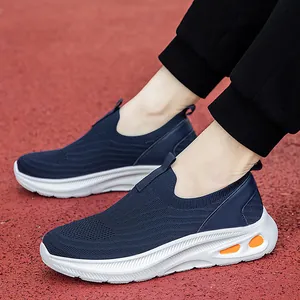 Chaussures de marche en maille respirante bleu marine avec semelle épaisse blanche et détails orange