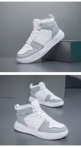 Detailansicht der High-Top-Sneaker in Weiß und Hellgrau-Blau mit JGAK-Aufdruck