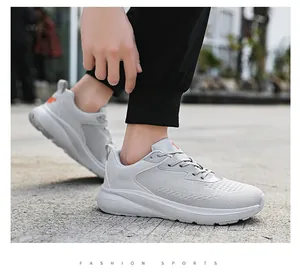 Détails des chaussures de course en mesh gris clair respirant avec semelles épaisses