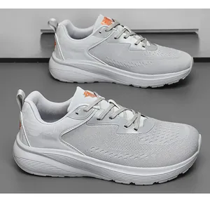 Gros plan sur chaussures de course gris clair avec maille respirante et semelles amorties