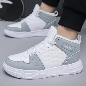 Grau-weiße High-Top-Skateboardschuhe aus Leder mit dicker Gummisohle und Schnürung