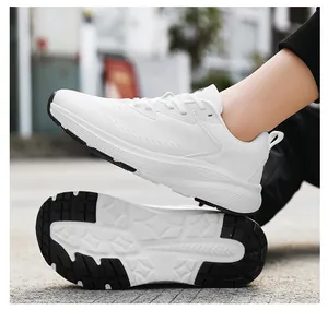 Détail de chaussures de course en mesh respirant blanc montrant la semelle antidérapante