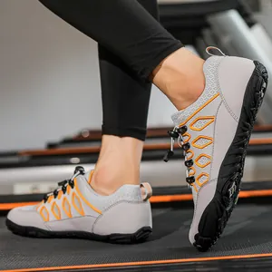 Zapatillas de senderismo transpirables gris claro para hombre con detalles naranjas