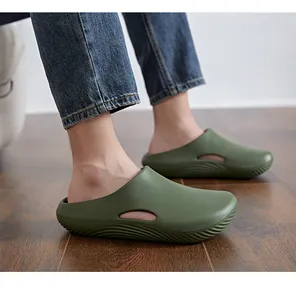 Vue latérale de sabots légers en EVA vert olive avec trous d'aération portés au pied