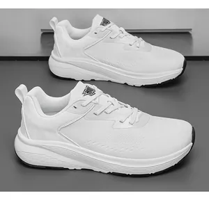 Détails de chaussures de course en maille blanche respirante avec semelle épaisse amortie