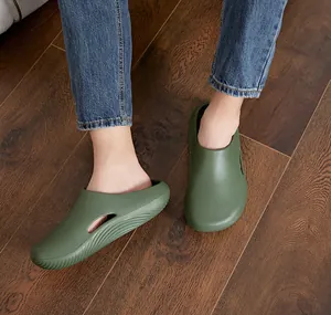 Vue détaillée des sabots EVA vert olive avec découpes en goutte d'eau et semelle antidérapante