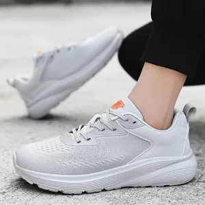 Chaussures de course gris clair pour hommes avec semelle épaisse amortissante et maille aérée