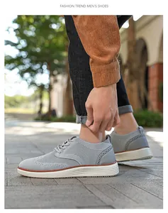 Detailansicht der grauen, atmungsaktiven Herren-Laufschuhe mit dicker weißer Sohle von hinten