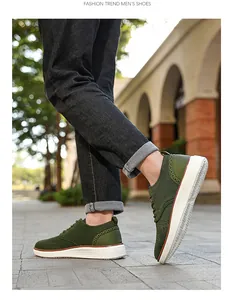 Straßenansicht von grünen gestrickten Herrenfreizeitschuhen mit Brogue-Lederdetails