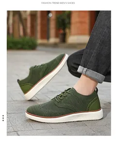 Nahaufnahme der armee-grünen atmungsaktiven Freizeitschuhe mit Brogue-Muster am Fuß