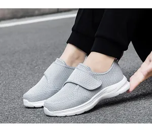 Dettaglio di scarpe da camminata grigio chiaro con mesh traspirante e chiusura a strappo