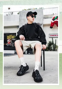 Detailansicht schwarzer EVA-Clogs für Herren, getragen zu einem lässigen Sommer-Outfit