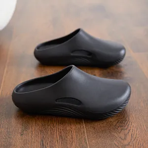 Sabots EVA noir mat pour hommes avec semelle épaisse antidérapante et design moderne