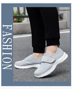 Dettaglio scarpa da camminata in mesh grigio chiaro con chiusura a strappo larga