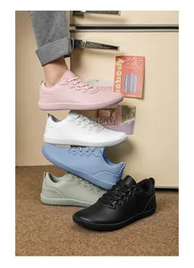 Pila verticale di sneaker casual in cinque colori su uno sfondo domestico molto creativo