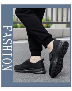 Dettaglio di sneaker in mesh traspirante con suola antiscivolo e stile sportivo