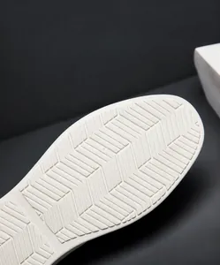 Detailaufnahme der rutschfesten Gummisohle mit Wellenprofil für Walking-Schuhe