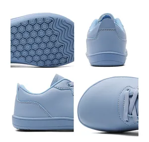 Dettagli di sneaker casual azzurre con suola antiscivolo a nido d'ape e cuciture fini