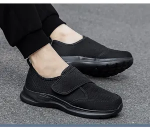 Vista dall'alto di scarpe da camminata in mesh nero con chiusura a strappo