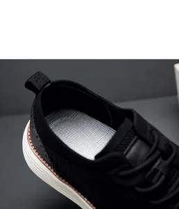 Nahaufnahme des atmungsaktiven Netzfutters und der weichen Einlegesohle für Freizeitschuhe