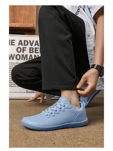Dettaglio di sneaker casual azzurre in pelle sintetica liscia con lacci coordinati