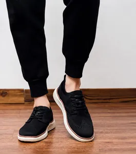 Detailaufnahme des schwarzen Mesh-Obermaterials mit klassischen Flügelspitzen-Löchern am Schuh