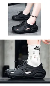 Nahaufnahme der schwarzen atmungsaktiven EVA-Clogs mit hohlem Design und rutschfester Sohle