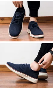 Detail von marineblauem atmungsaktivem Mesh-Walkingschuh mit Brogue-Muster und dicker Sohle