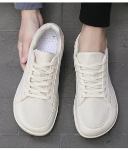 Vista superior de zapatillas barefoot de punta ancha con malla transpirable y cuero