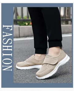 Dettaglio scarpe da camminata in mesh kaki traspirante con chiusura a velcro