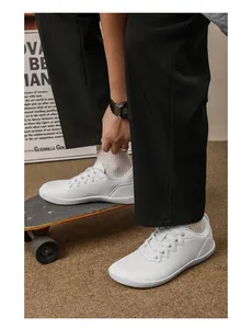 Scatto d'azione di sneakers bianche basse su uno skateboard con estetica street style