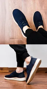 Details des dunkelblauen Strickschuhs mit Brogue-Muster und weißer Dämpfungssohle