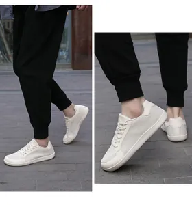 Primer plano de malla transpirable y costuras en zapatillas de caminar color crema