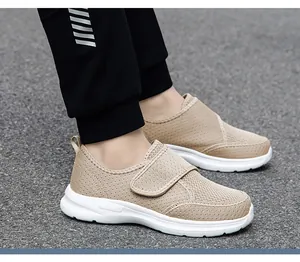 Dettaglio di scarpe da camminata in rete beige traspirante con cinturini in velcro regolabili