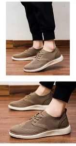 Makro-Detail von braunem Mesh-Obermaterial mit Brogue-Nähten bei Freizeitschuhen