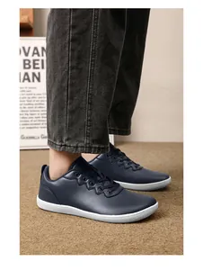 Dettaglio macro di scarpe casual in pelle blu navy con suole bianche e lacci